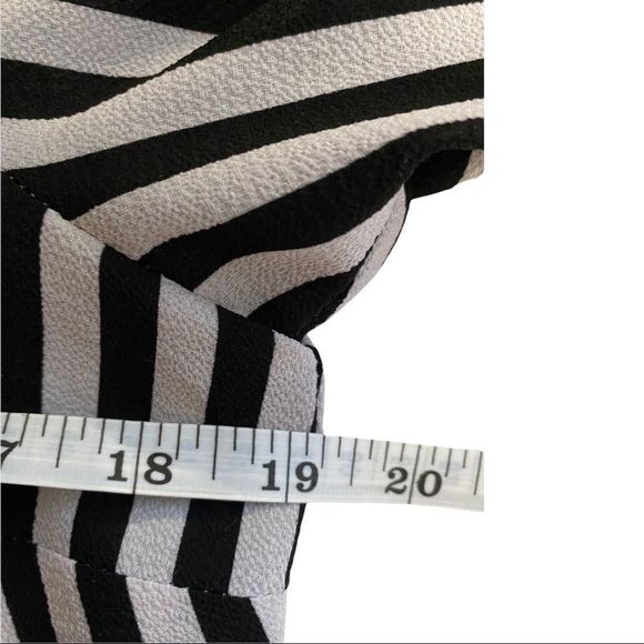 Jones New York black/white stripe bell sleeve pink trim button Front v neck top - Picture 4 of 7